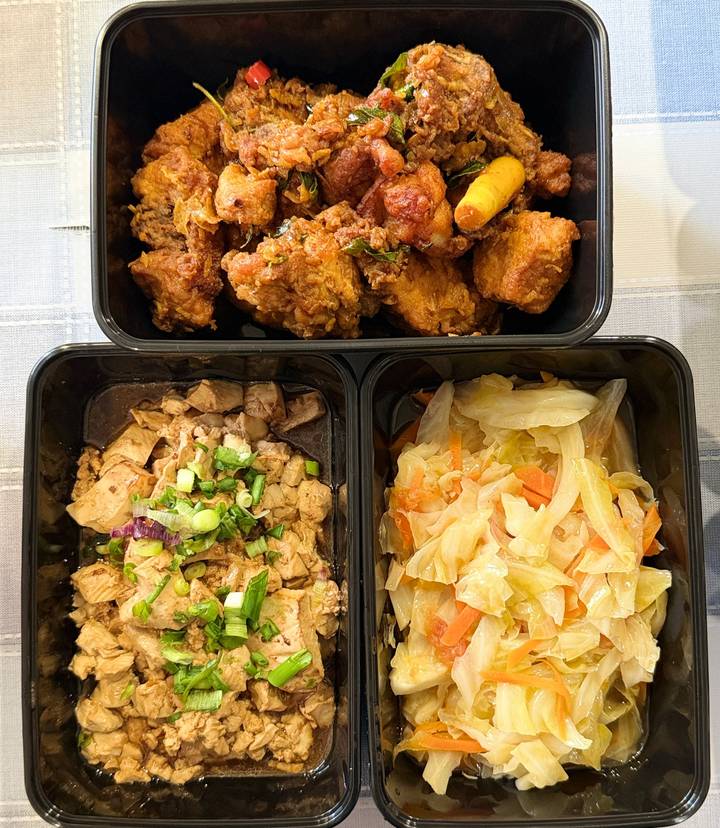 咖喱叶炸鸡、肉碎豆腐、炒包菜