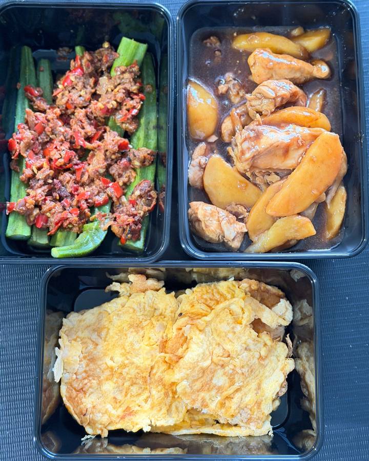 参巴羊角豆、马铃薯焖鸡、煎蛋
